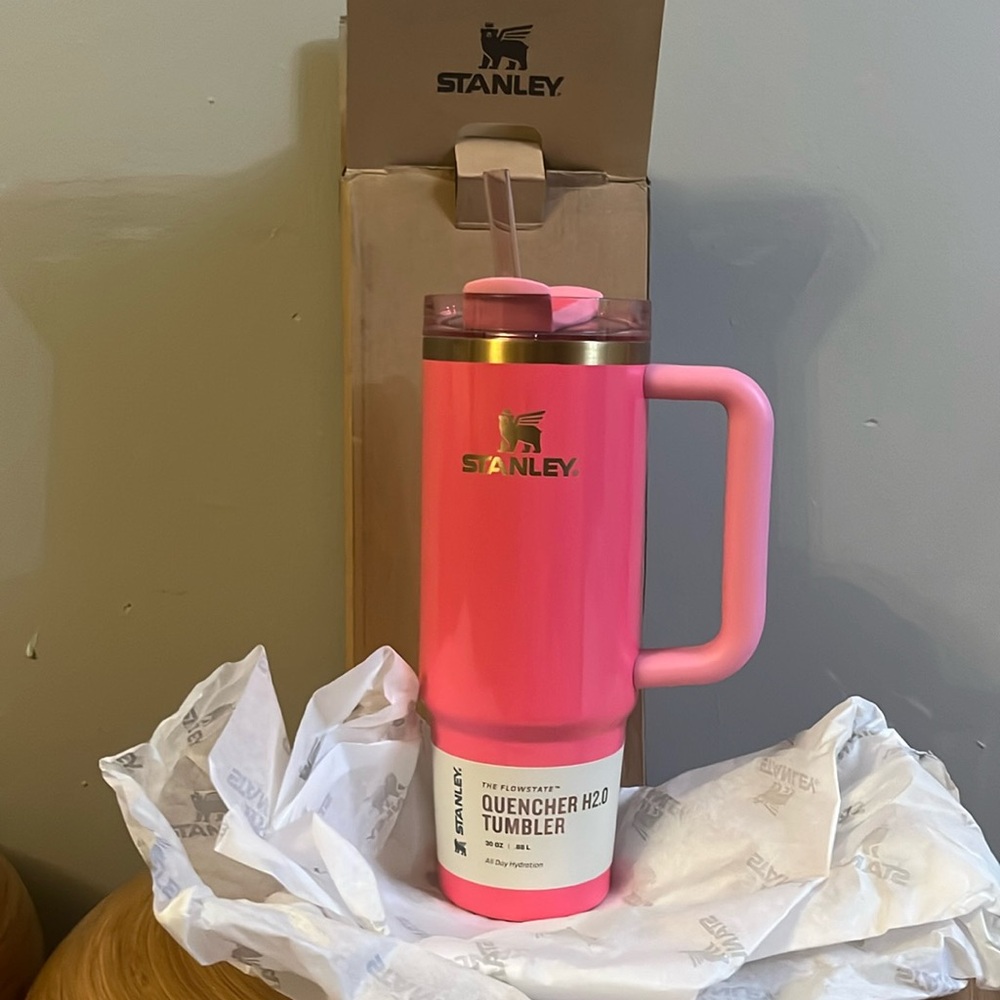 NEW w/ box Limited Edition Stanley 30oz in Pink Parade. Hard to find / sold out